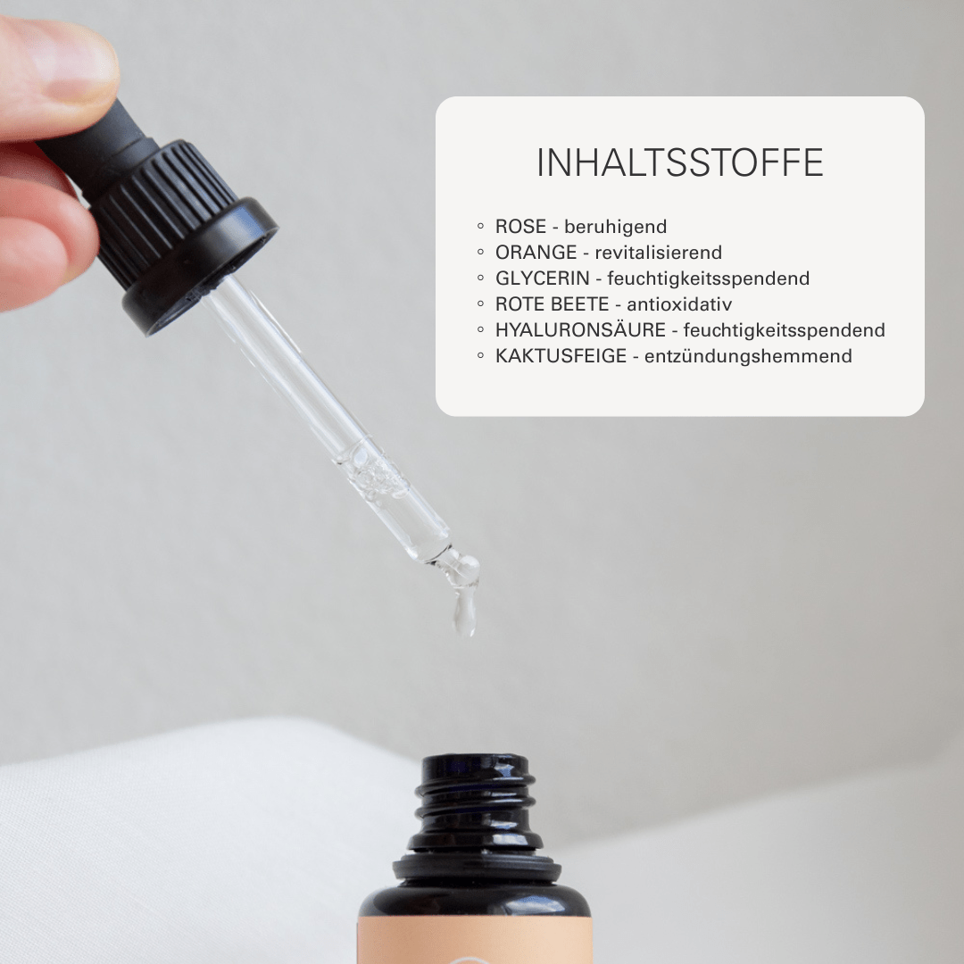 Detailaufnahme der Inhaltsstoffe des SOOTHING NECTAR Serums – mit Rose, Hyaluronsäure, Kaktusfeige und weiteren feuchtigkeitsspendenden Komponenten.