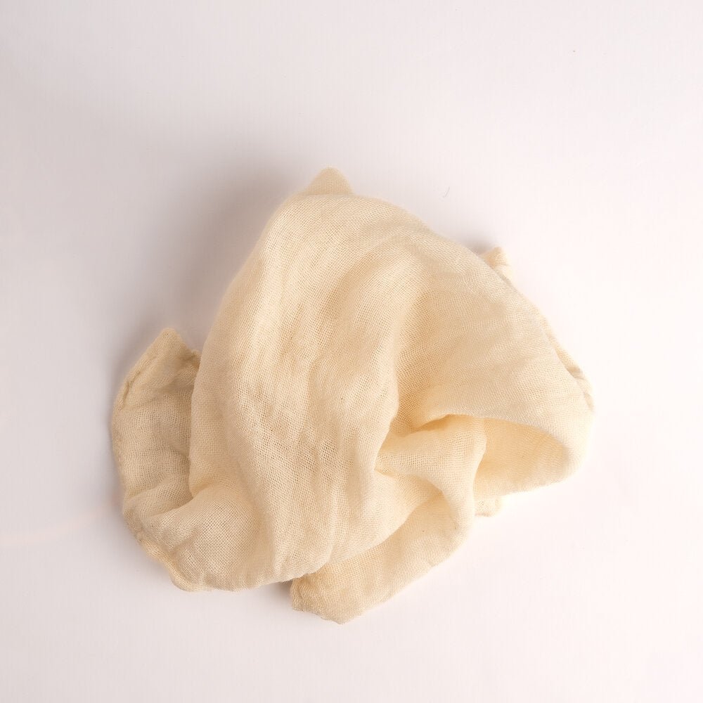 Weiches Bio Gesichtsreinigungstuch aus ungebleichtem Baumwollmusselin, ideal für empfindliche Haut, umweltfreundlich und wiederverwendbar.