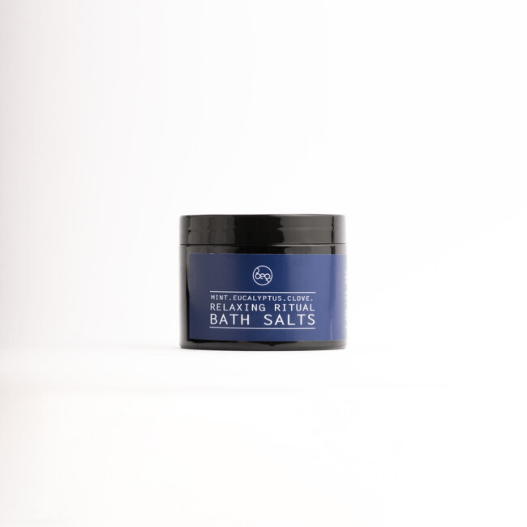 Badesalz RELAXING RITUAL in eleganter blauer Dose mit schwarzem Deckel – beruhigendes Badesalz für entspannende Wellness-Momente zuhause.